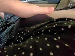 أنا التقطت فوق غريب و سمح له لمس لي كبير الثدي في ال سيارة قبل هو مارس الجنس أنا