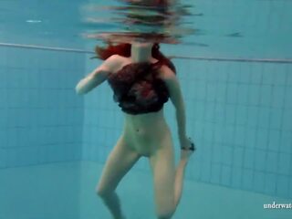 Besar tetek rambut coklat mia di bawah air telanjang