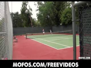 Provokatívne tenis milfs sú prichytené preťahovanie pred a match