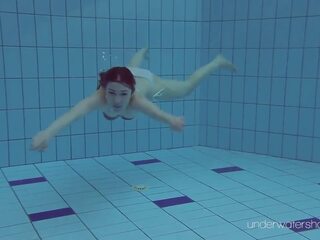 Alb costum de baie cu tatuaje – drăguță roxalana cheh sub apa