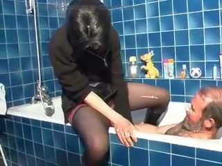 Dark-haired francūzieši meita izpaužas an vecs dudes dzimumloceklis uz viņai pakaļu