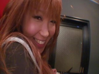 Paskudne japońskie kochanek ściera jej łechtaczka przed sikanie w za bar toaleta | xhamster