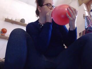 Seven esguichando orgasmos em seven inflated balões para