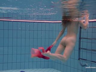Ujumine stunner täiesti alasti ja üksildane sisse a bassein