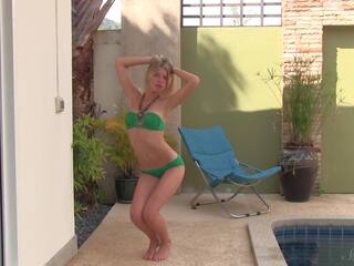 Pose piscine! jeune modèle wendy révèle son petit bronzé poitrine!