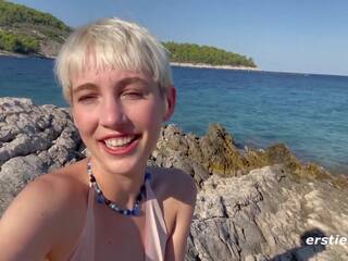 Ersties - đáng yêu annika lượt với mình trên một groovy bãi biển trong croatia