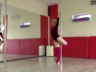 Manya baletkina ay may isang magnificent dyimnastiko talent