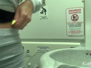 Risky masturbacja i pissing w the airplane toaleta | xhamster