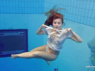 מתחת למים שוחה בריכה seductress zuzanna