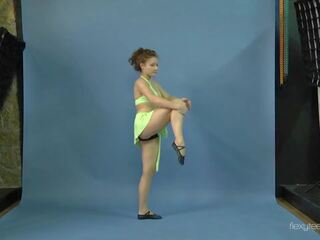 Mila gimnasterka розтягування її привабливий ноги на в підлога | xhamster
