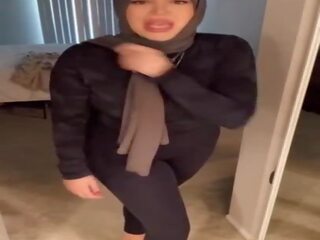 Streetwalker in een hijab met een groot bips