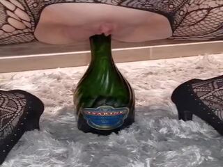 Flaska av champagnen inser, fria fria xnnxx högupplöst vuxen klämma 61 | xhamster