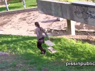 Desperate meitenes nepieciešams urinēt uz publisks parks bet nokļūt noķerti par kamera
