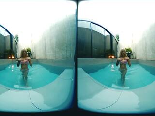 3d-vr video - cô gái tóc vàng á châu với to ngực trong hồ bơi
