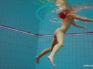 Deniska extraordinary rambut coklat teenie besar tetek berenang