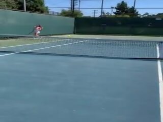 褐发女郎 divinity 阿比 maley 公 性别 视频 上 网球 法庭