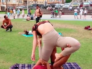 Sommer straal groot cameltoe en smashing bips in yoga broek (slow)