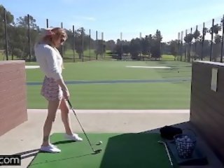 Nadya nabakova meletakkan beliau faraj pada paparan di yang golf kursus