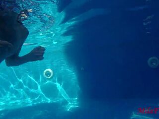 Kaksi tytöt perseestä oikea vedenalainen sisään the altaan: teinit xxx elokuva
