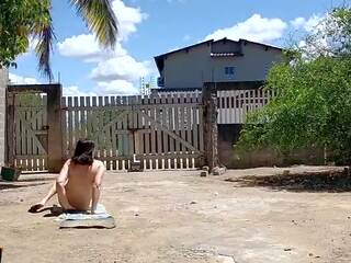 Vrouw neemt een sunbath en displays haar naakt lichaam naar. | xhamster