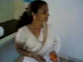 Індійська дружина в кухня