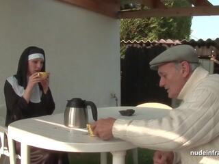 Noor prantsuse nunn sodomized sisse kolmekesi koos papy piilumine