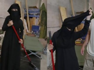 Tour av ræv - muslim kvinne sweeping gulv blir noticed av concupiscent amerikansk soldier