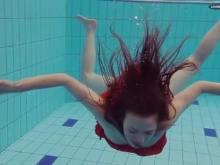 Punane riides teismeline ujumine koos tema silmad avada