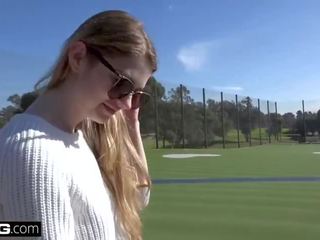 Nadya nabakova puts dela cona em display em o golf curso