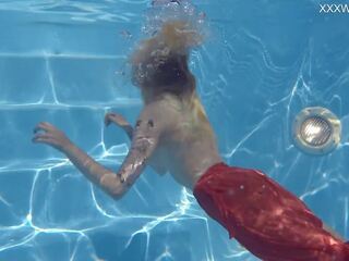 स्विम्मिंग पूल splendid erotics साथ mimi cica कपड़े पहने ऊपर