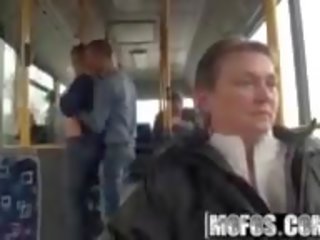 Lindsey olsen - inculato su il pubblico autobus - mofos.