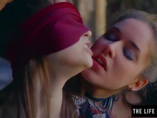 Heterofil skolejente er bind for øynene av lesbisk før hun orgasmer porno videoer