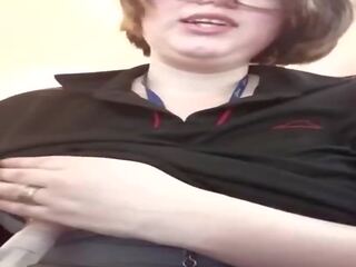Debelušne nerd pumping mleko od ji prsi za youtube