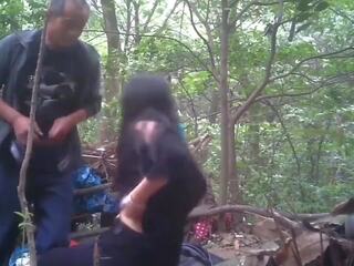 Aasialaiset vaihe isä tekemässä satulaton sisään the woods kanssa nuorempi prostitut