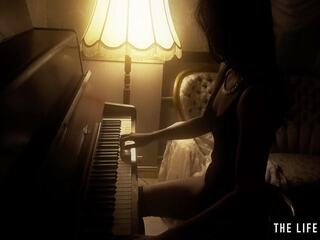 Incredible ýaşlar brunet plays her amjagaz like a pianino keyboard