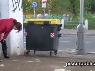 Pohľad na the divné spoty na urinate títo holky nájdených v the město