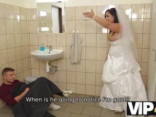 Vip4k. wezen locked in de badkamer, aanlokkelijk bruid doesnt verliezen tijd en verleidt toevallig lad