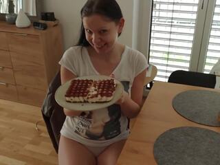 Cake ตูด crush: อาหาร สมัครเล่น x ซึ่งได้ประเมิน คลิป โดย ผู้หญิงนำ ออสเตรีย