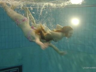 Más caliente chicas desvistiéndose mientras nadando