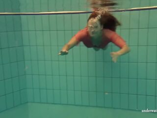 Silvie, een euro tiener, showcasing haar zwemmen prowess