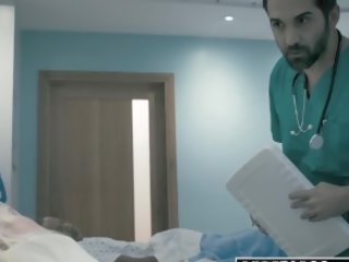 Pur tabou perv expert donne ado patient vagin examen