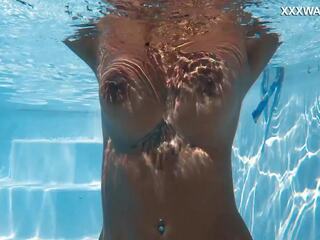 Extraordinary venezuelan seductress içinde bare ve cesur havuzbaşı yüzmek oturum