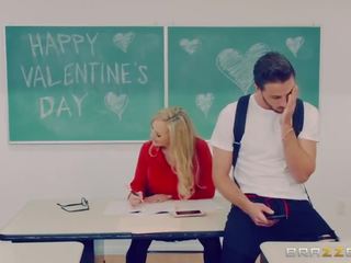Brazzers - neslušné učiteľka brandi láska fucks ju študent