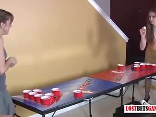 Zwei hübsch mädchen spielen streifen bier pong
