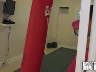 Mofos - forlokkende boksing kvinne i leggins