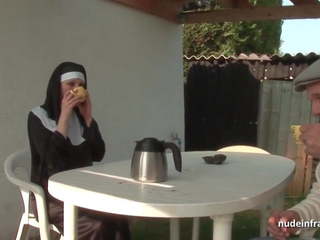Jung französisch nonne sodomized im dreier mit papy voyeur
