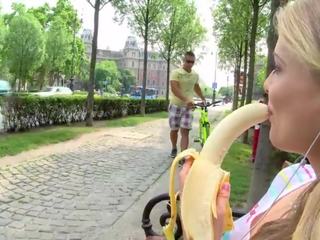 Touriste poulette obtient picked jusqu'à et baisée profond immediately après en train de manger une banane