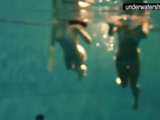 Dua genit amatir menunjukkan mereka tubuh mati di bawah air